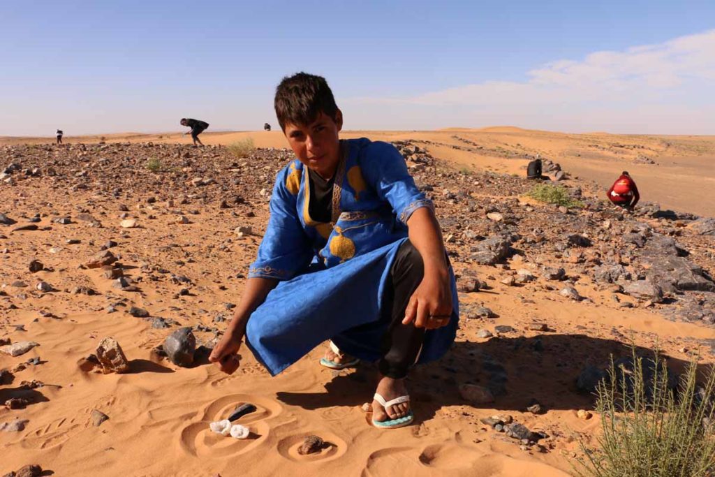 morocco-sahara-fossil-seller