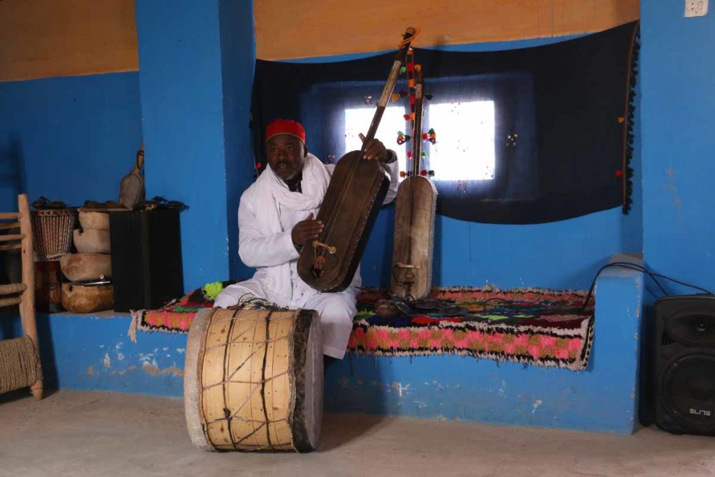 morocco-sahara-gnawa-musicians