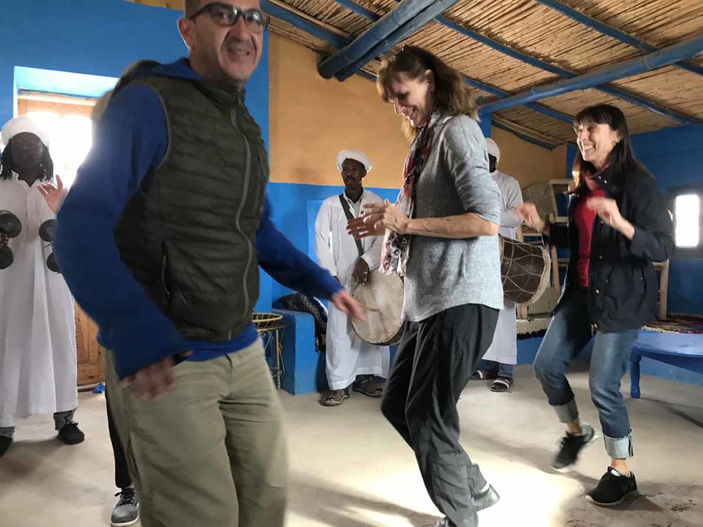 morocco-sahara-gnawa-music-dancing