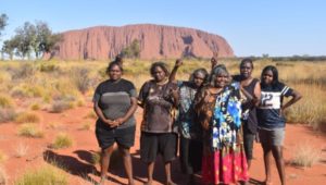 australia-uluru-aboriginal-women