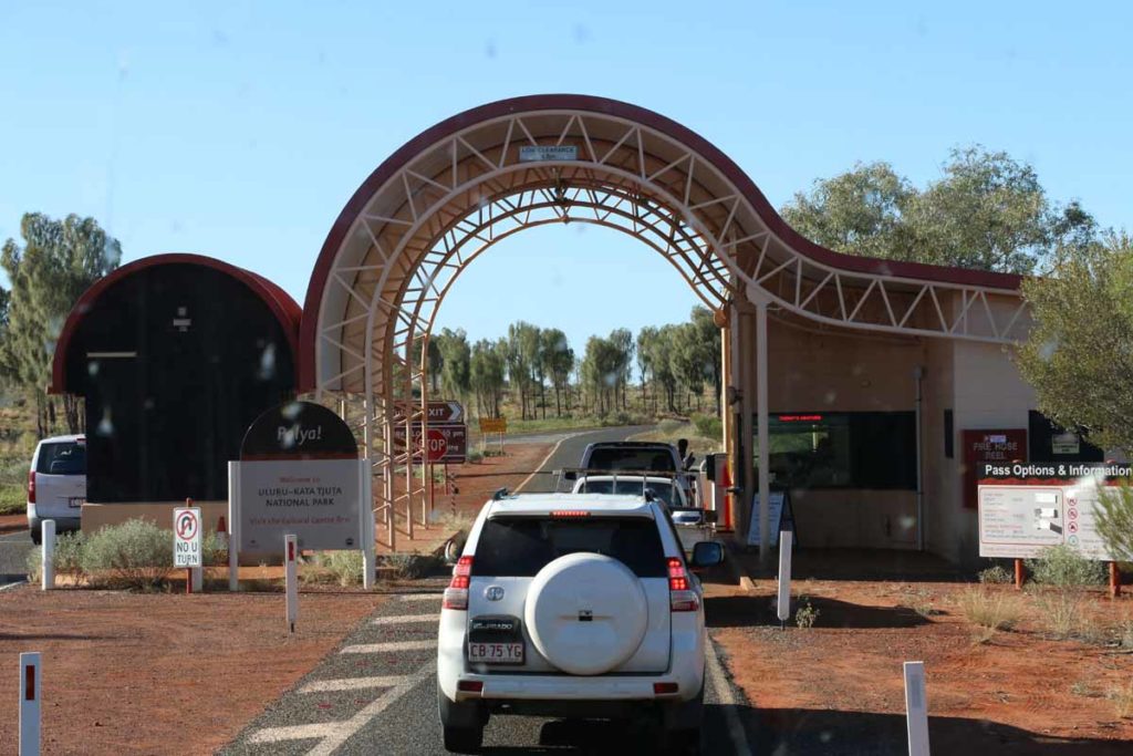 australia-uluru-ayers-rock-park-entrance