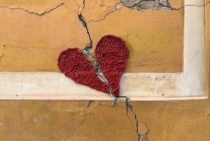 Croatia-Zagreb-broken-heart-on-earthquake-damaged-wall