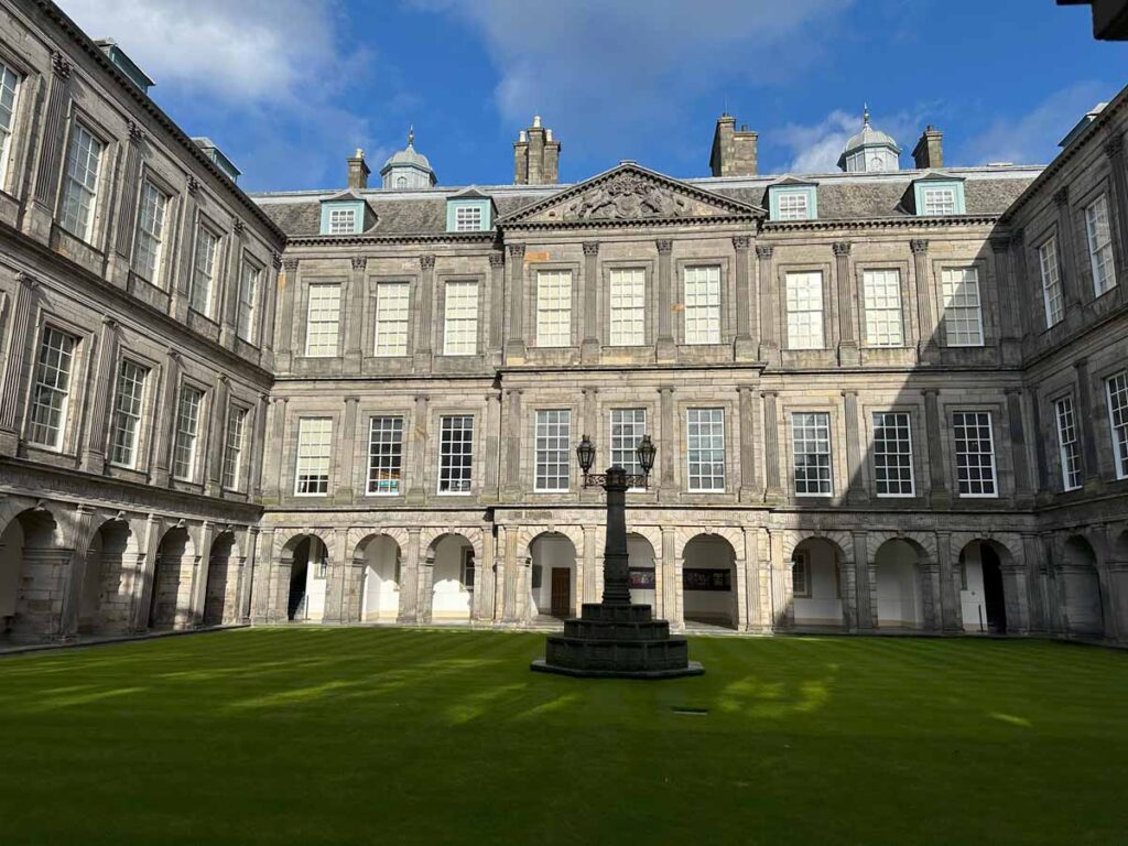 Scotland-Edinburgh-holyrood-palace